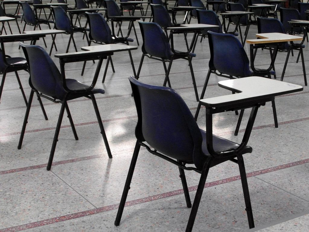 Salle d'examen vide, chaises à tablette alignées