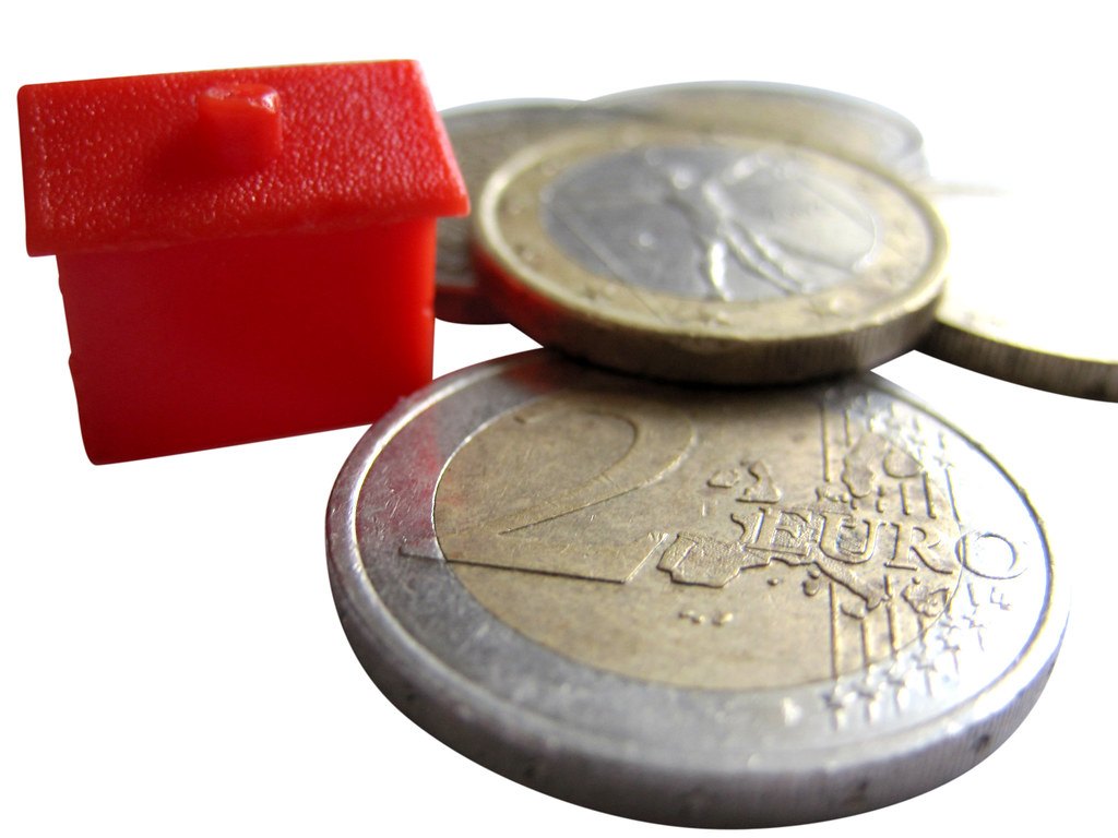 Pièces en euros et maison miniature
